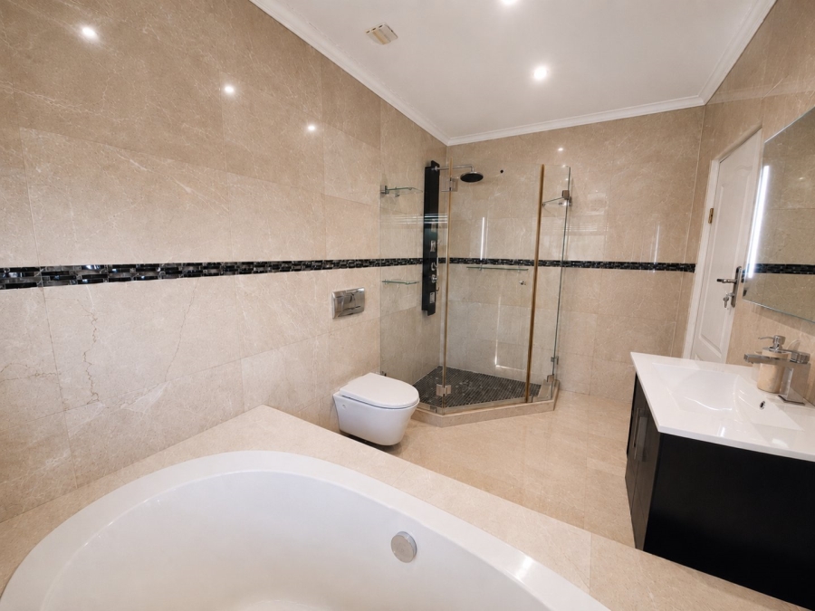 5 Bedroom Property for Sale in Flamingo Vlei Western Cape